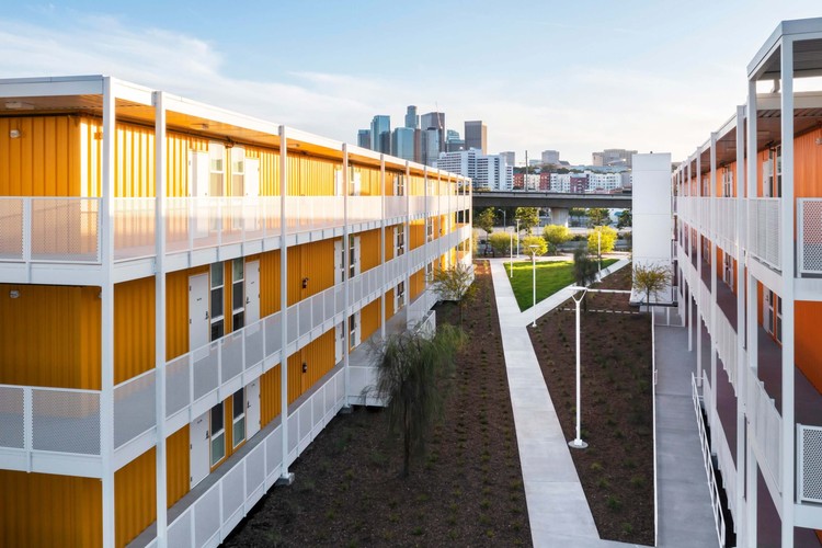 A Supportive Housing Complex in Downtown Los Angeles Rises in Repurposed Shipping Containers | ArchDaily